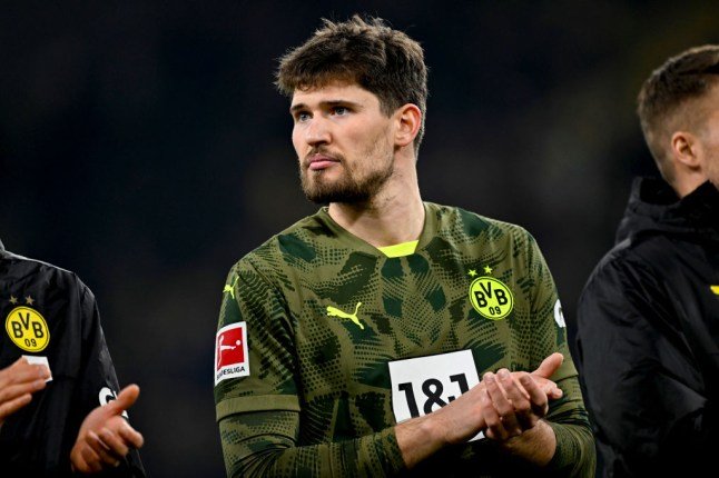 Gregor Kobel rejects Chelsea curiosity prefers Dortmund keep