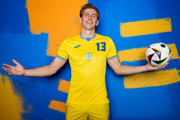 Illya Zabarnyi near PSG transfer after snubbing EPL duo