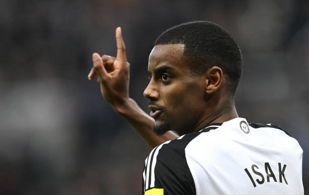 Isak should take heed to Howe and keep at Newcastle past this summer time