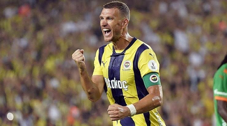 Fiorentina brings again Edin Dzeko,39, to the Serie A