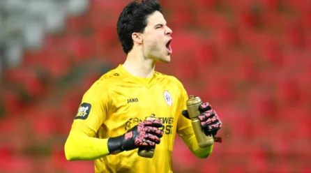 Manchester United Goalkeeper, Senne Lammens Wins 2025/26 Premier League Signing of the Season Award – Softfootball