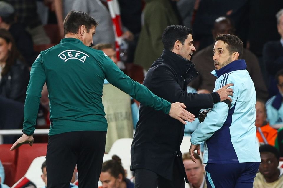Mikel Arteta shoves raging set piece coach Nicolas Jover away from official as set piece routine fails