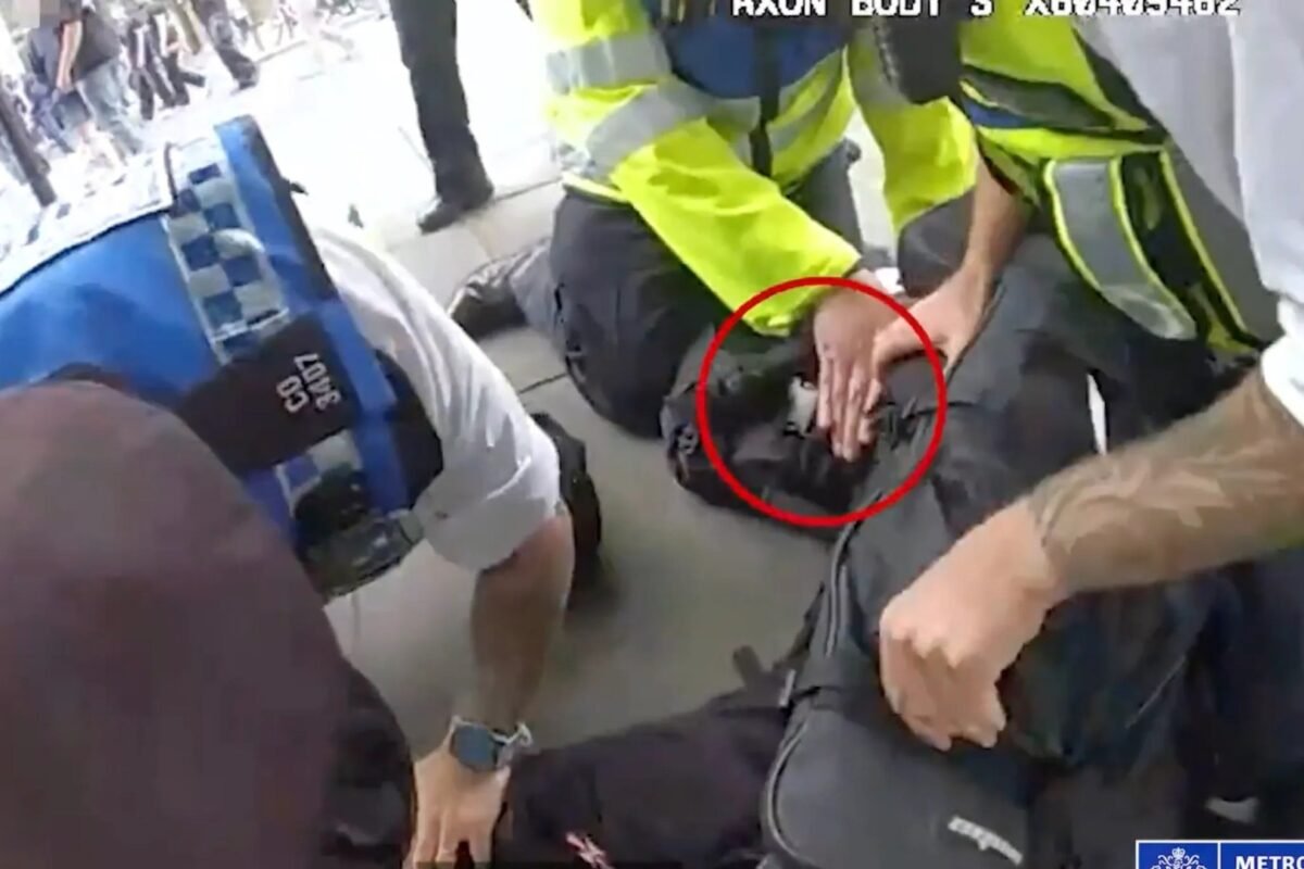 Watch second police tackled teen suspected of carrying imitation firearm after Chelsea vs Fulham