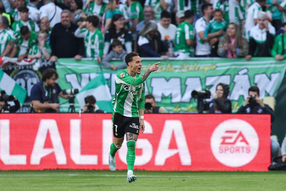 Antony turns into Cristiano Ronaldo with superb Betis bicycle kick