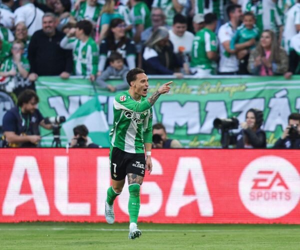 Antony turns into Cristiano Ronaldo with superb Betis bicycle kick