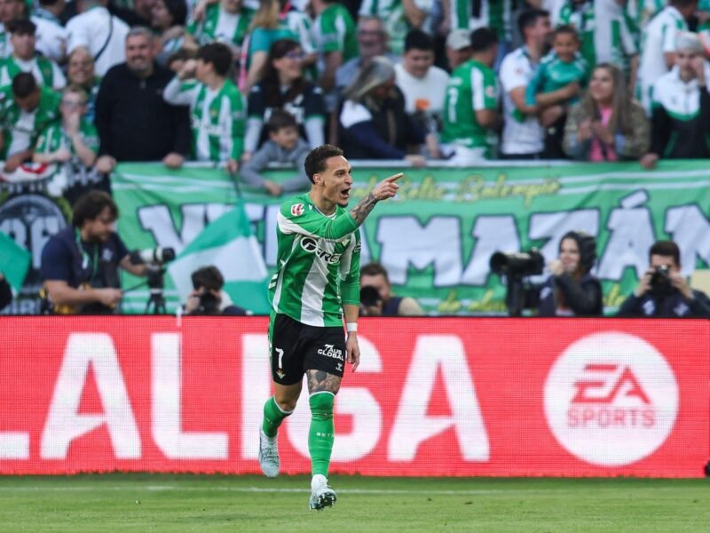 Antony turns into Cristiano Ronaldo with superb Betis bicycle kick