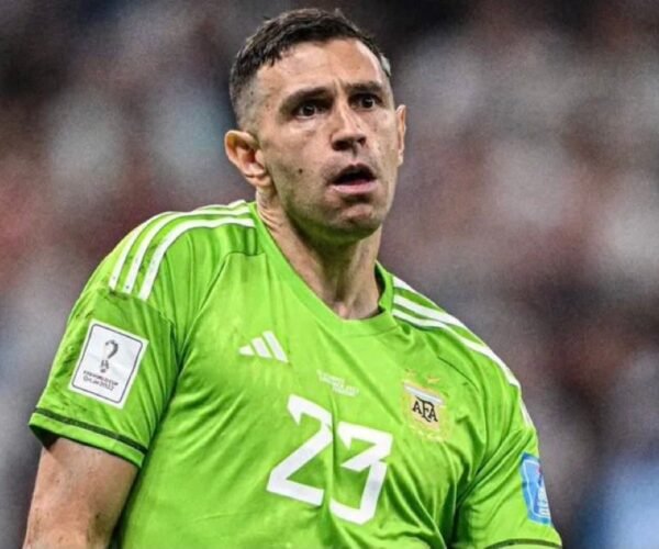 Emiliano Martínez in London for Chelsea Medical Forward of Contract Signing