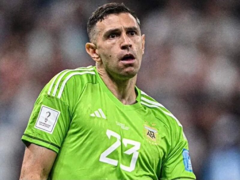 Emiliano Martínez in London for Chelsea Medical Forward of Contract Signing