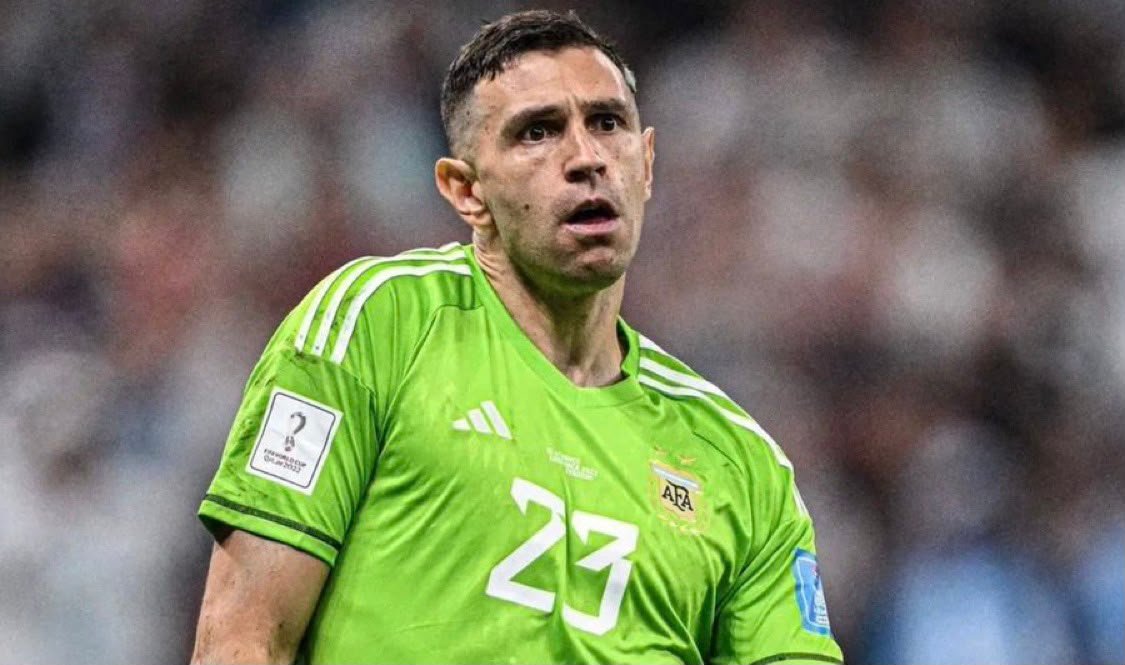 Emiliano Martínez in London for Chelsea Medical Forward of Contract Signing