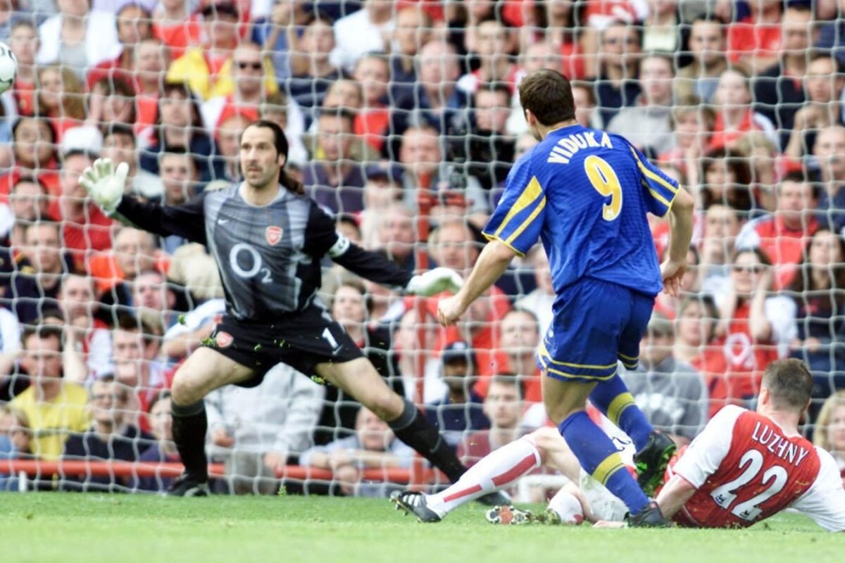 Identify the long-lasting XI that beat Arsenal in 2003
